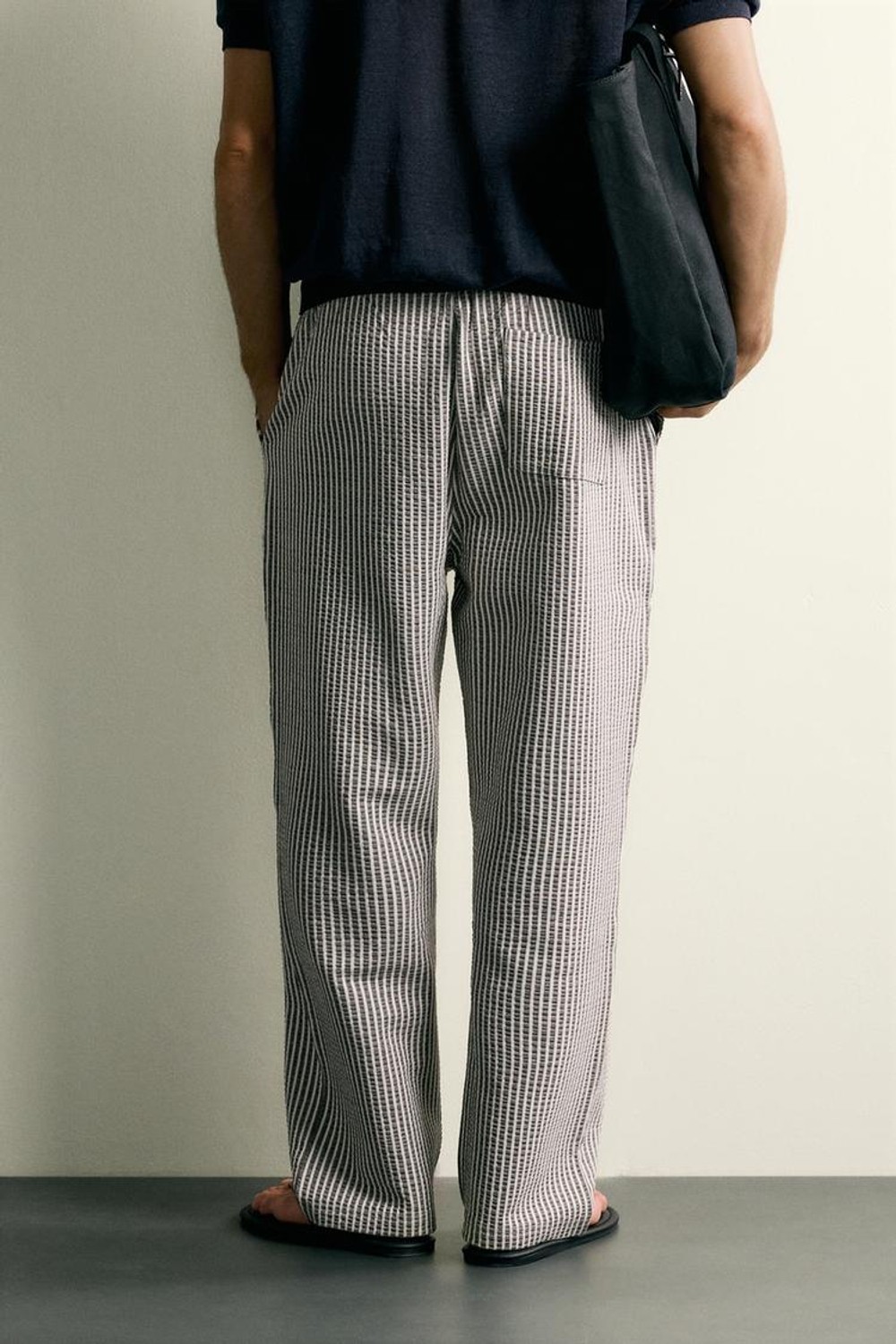ZARA КОНТРАСТНЫЕ БРЮКИ SEERSUCKER RELAXED FIT, ЭКРЮ/ТЕМНО-СИНИЙ