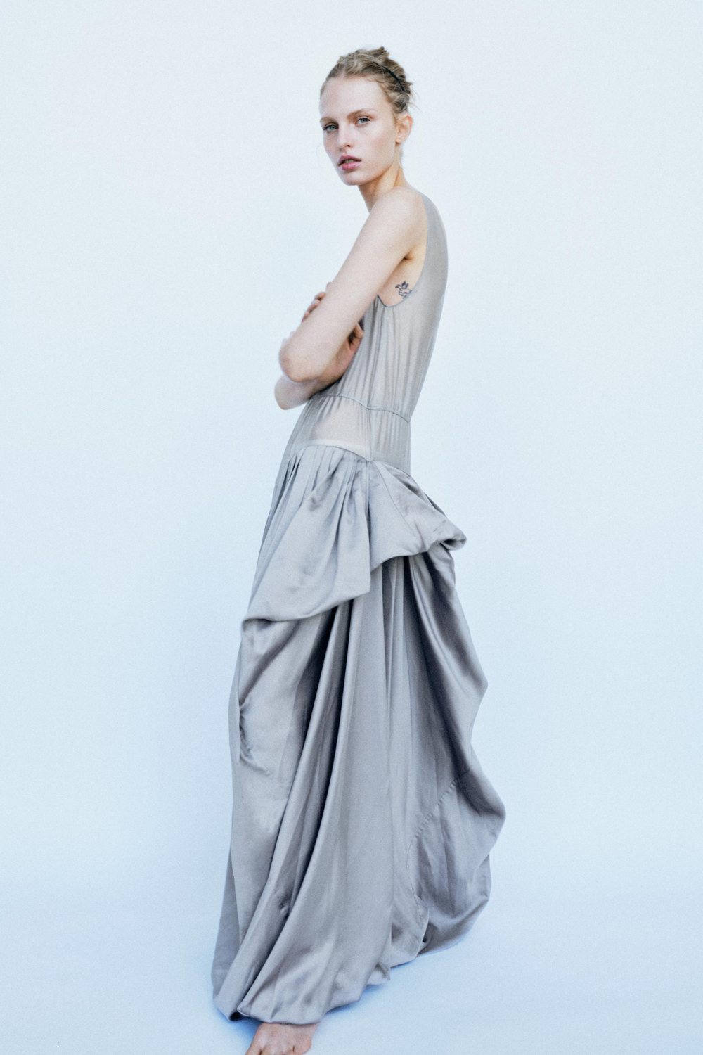 ДЛИННОЕ ПЛАТЬЕ С ДРАПИРОВКОЙ И ОБЪЕМНОЙ ОТДЕЛКОЙ — ZARA