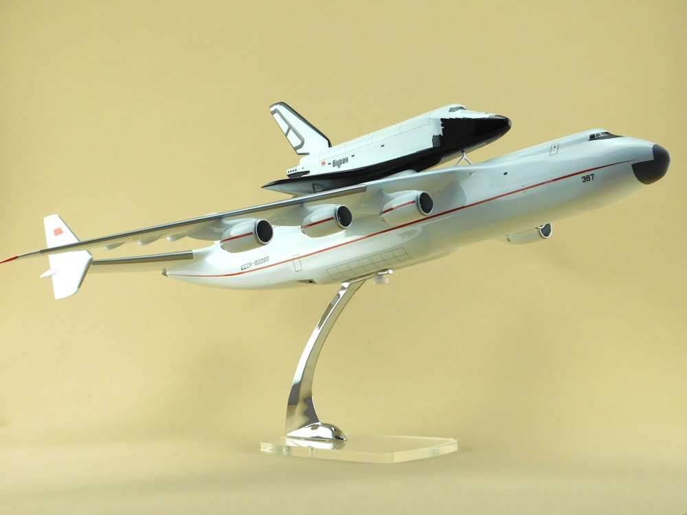 Модель самолета Ан-225 (М1:144, "МРIЯ" с Бураном, СССР-82060)