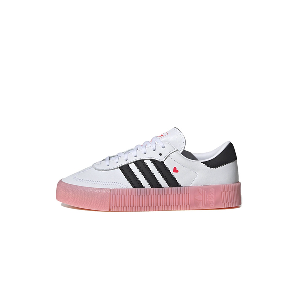 alt="adidas Sambarose WMNS Valentine EF4965 женские кроссовки белые с черными полосками и розовыми сердечками вид сбоку на белом фоне"