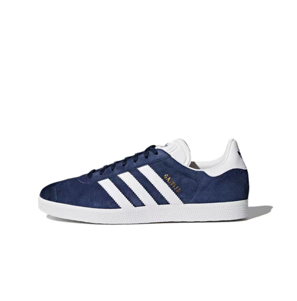 alt="adidas Gazelle Collegiate Navy BB5478 темно-синие замшевые кроссовки с белыми полосками и gum-подошвой вид сбоку на белом фоне"
