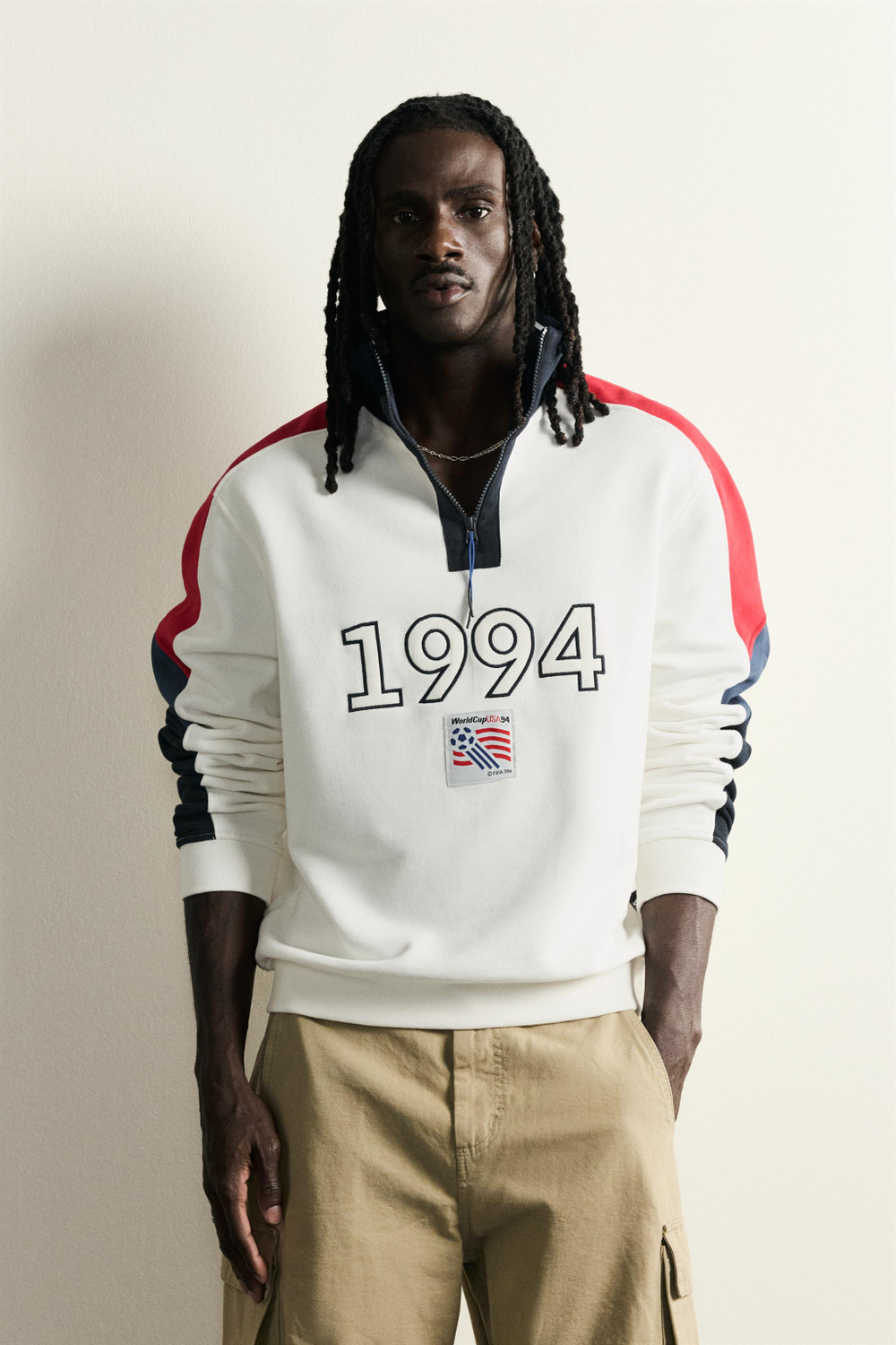ZARA ТОЛСТОВКА С ВОРОТНИКОМ НА МОЛНИИ USA 94 FIFA WORLD CUP™ FIFA CLASSICS, ЖЕЛТОВАТО-БЕЛЫЙ