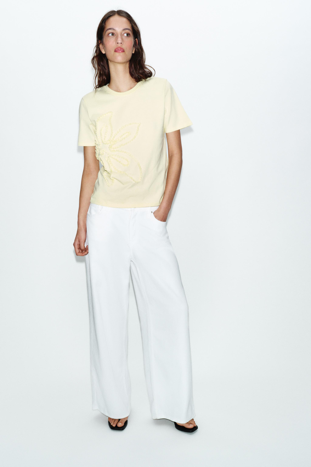 ФУТБОЛКА С РЕЛЬЕФНЫМ ЦВЕТКОМ — ZARA