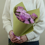 Букет из 3 сиреневых роз и кустовых розовых хризантем в упаковке (в школу 1 сентября)