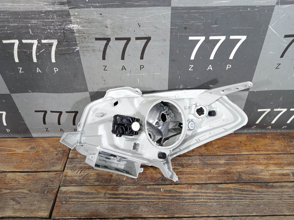 Фара правая ксенон Toyota Verossa 01-04 Новое Оригинал 8113022831
