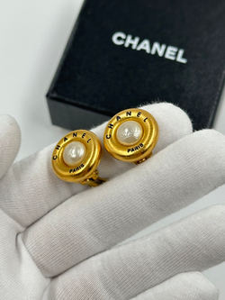 Клипсы с «жемчугом» Chanel