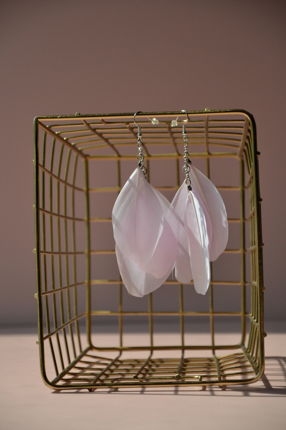 Серьги с перьями коротенькие