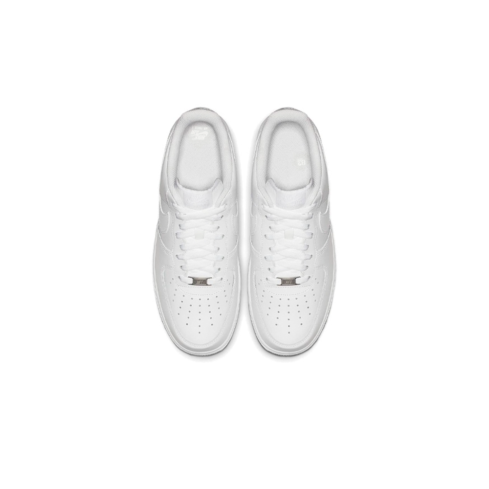 alt="Мягкий воротник и логотип Nike на пятке Air Force 1 07 Triple White"