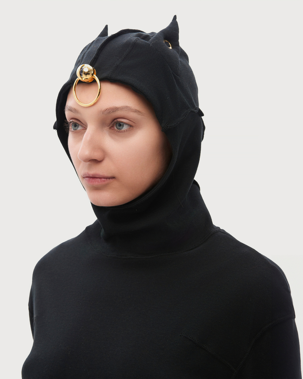 UNDERCOVER ХУДИ ЧЕРНАЯ С АКСЕССУАРОМ НА КАПЮШОНЕ