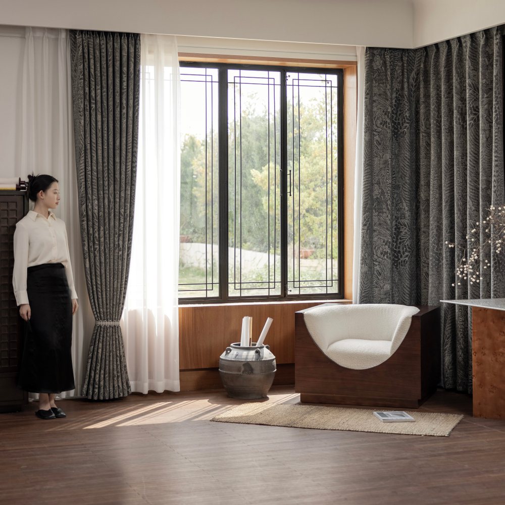 Шерстяная портьерная ткань «Graphite Tweed» — натуральная шерсть с вертикальным меланжевым рисунком для штор от пола до потолка
