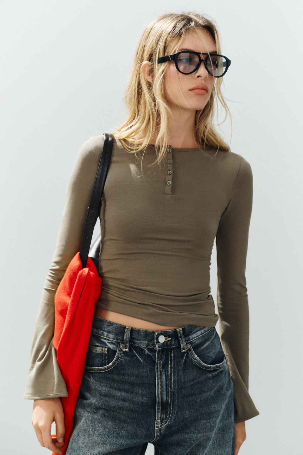 ФУТБОЛКА С ПУГОВИЦАМИ — ZARA