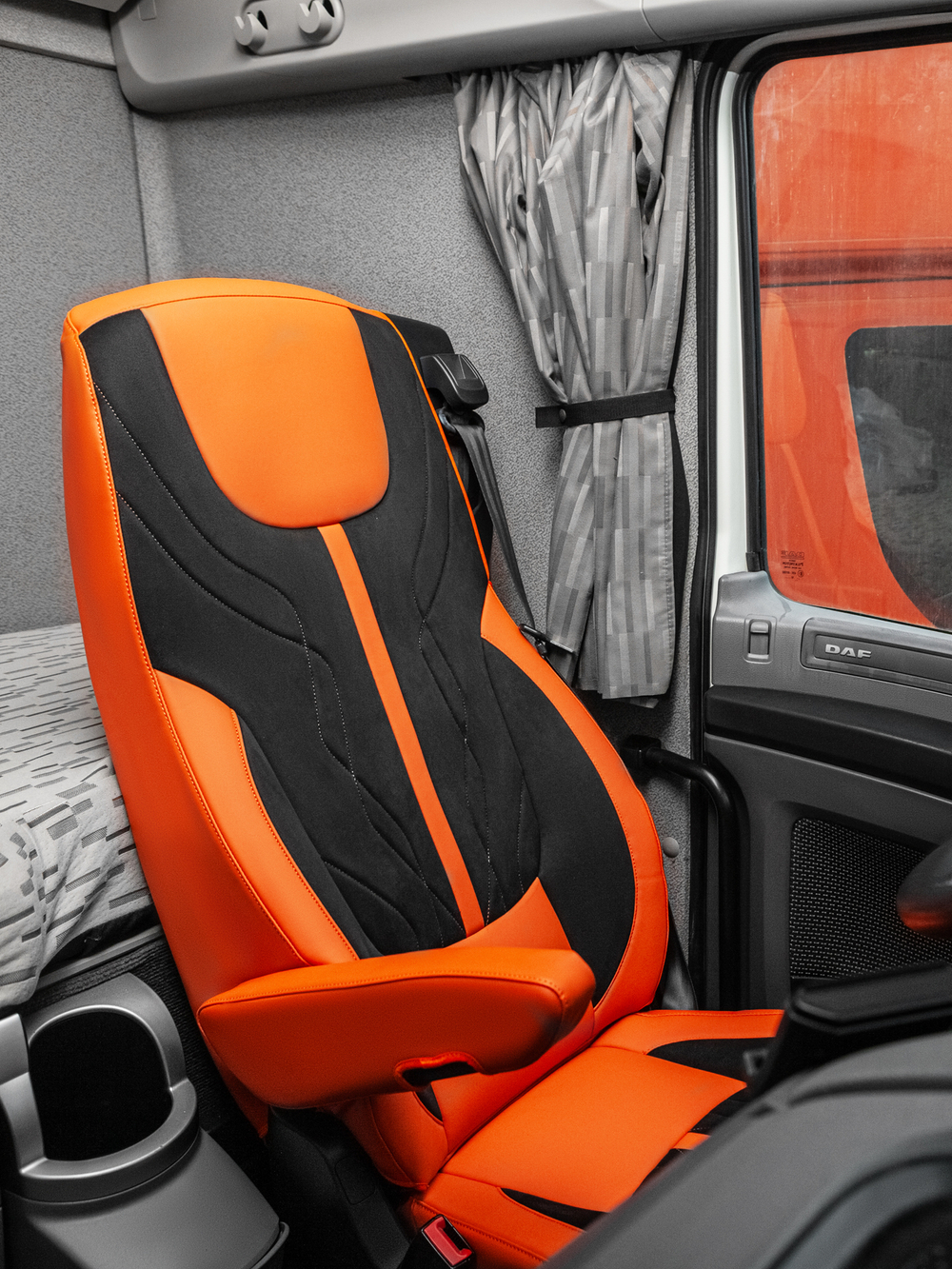 Чехлы Люкс DAF XF 106 (экокожа, оранжевый, черная вставка)