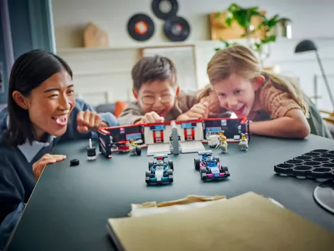 Конструктор LEGO City 60444 Гараж F1 для Mercedes-AMG и Alpine