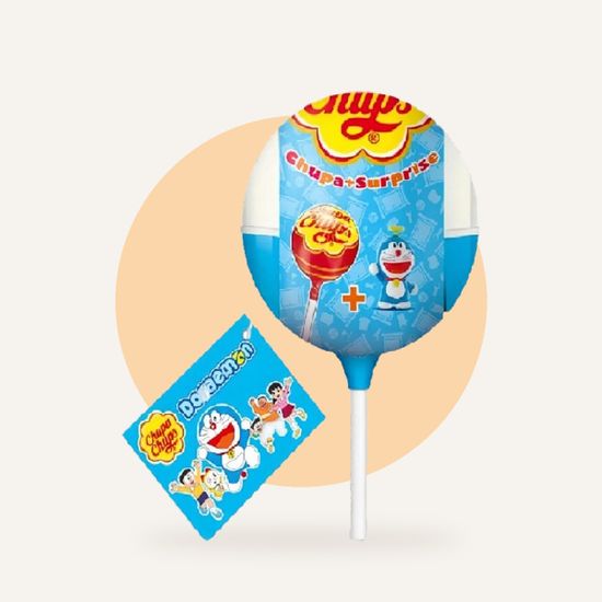 Леденец Chupa Chups Strawberry с игрушкой Doraemon 12 г — упаковка на фирменном фоне OH MY GEEK