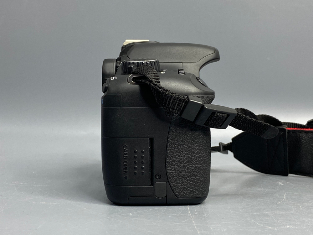 Canon 550D Kit 18-55mm IS II 2.500 кадров