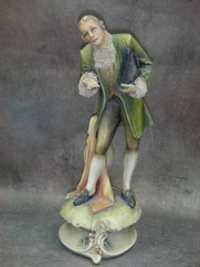 Статуэтка. Фарфор. Придворный господин. Capodimonte. Италия