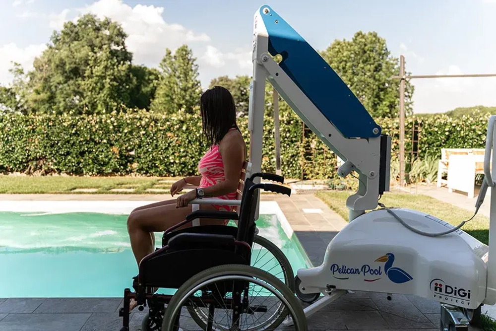 Подъемник для бассейна PELICAN POOL (мобильный, автономный, высокий борт)