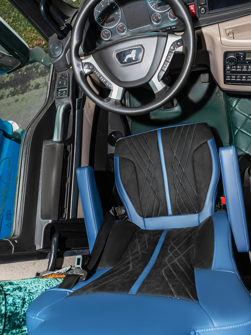 Чехлы Люкс MAN TGX до 2021 года (экокожа, синий, черная вставка)