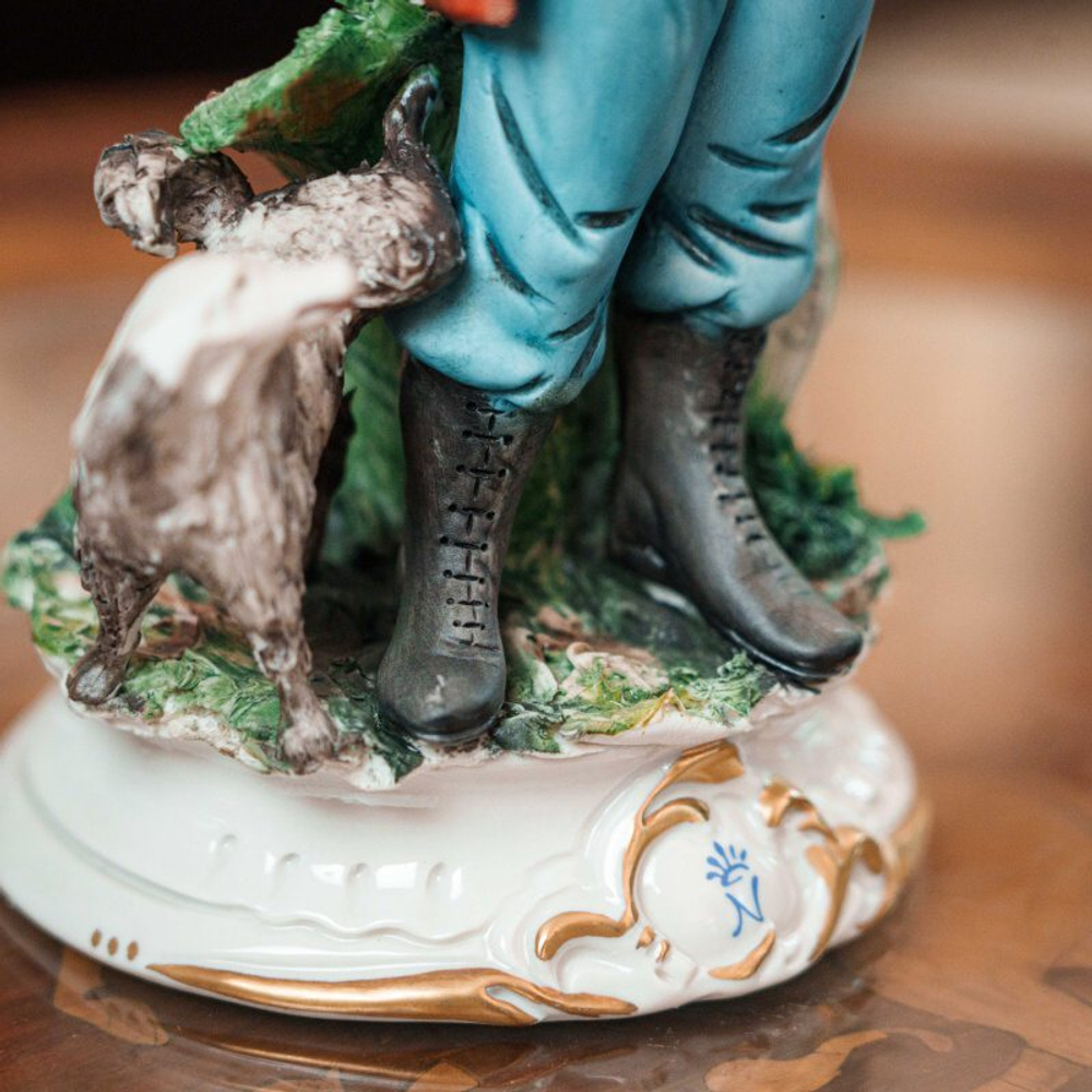 Фарфоровая мануфактура Capodimonte «Охотник с собакой»