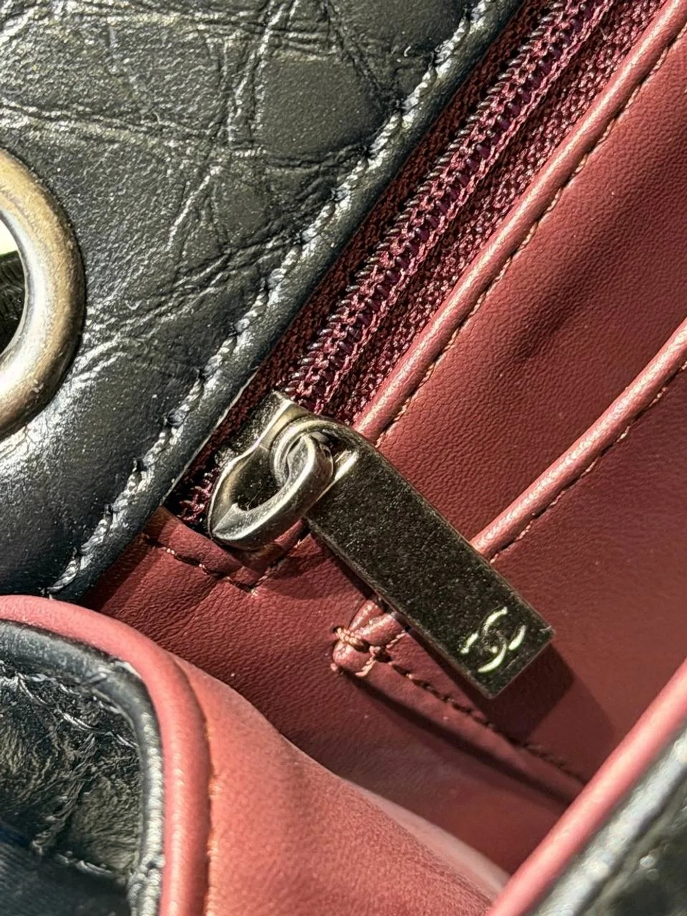 Сумка Chanel 2.55 Reissue Small чёрная из состаренной кожи премиум класса