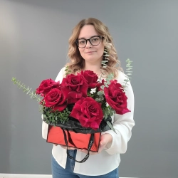 Королевские розы в коробке-сумочке.