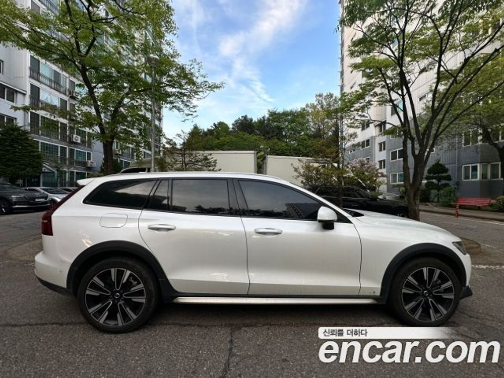 Volvo V60 Cross Country B5 AWD — 2023