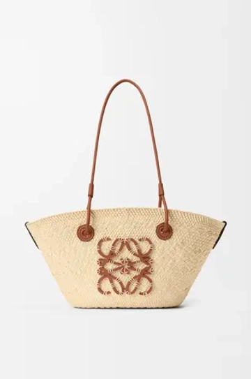 Loewe Маленькая плетеная сумка Anagram из пальмового волокна и телячьей кожи, натуральный/коричневый