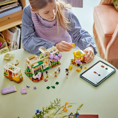 Конструктор LEGO Friends 42671 Кафе и цветочный магазин Плант