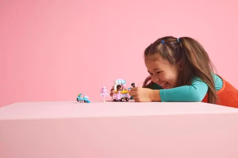 Конструктор LEGO Friends 42643 Подставка для сладкой ваты и скутер