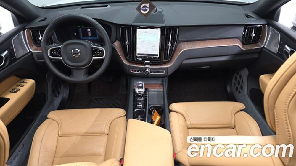 Volvo XC60 B5 — 2025