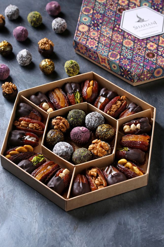 Подарочный набор сухофруктов и фиников Shahani Mix Box with Truffle 30 шт 80210166 Иран Подарочный набор сухофруктов и фиников Shahani Mix Box with Truffle 30 шт 80210166 Иран
