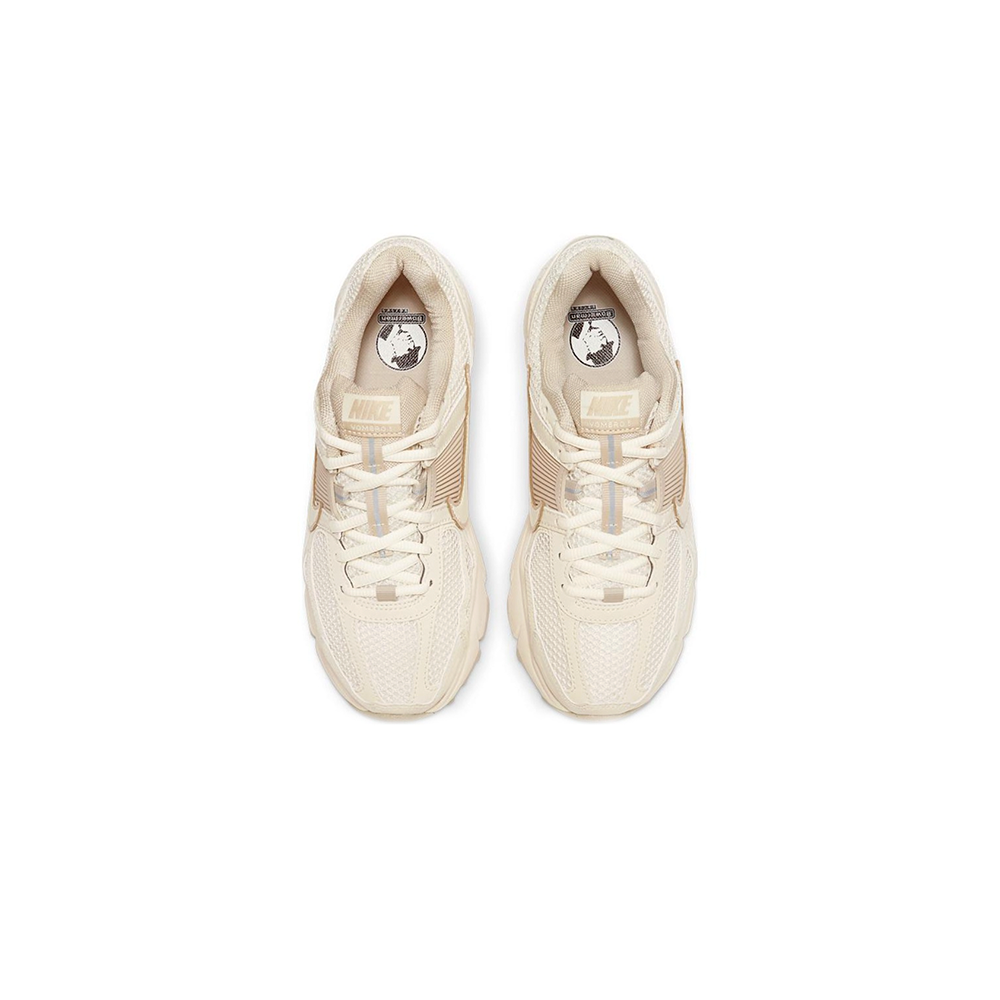 alt="3M светоотражающие акценты на язычке и пятке Nike Zoom Vomero 5 Light Orewood Brown"