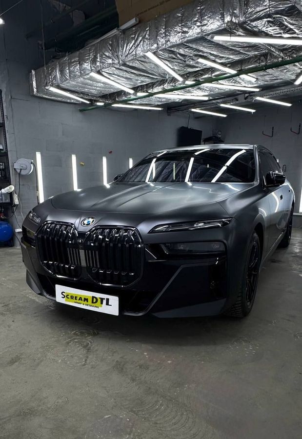 Bmw i7 оклейка в матовый прозрачный сатин полиуретан Carbins PPF M90 👌 антигравийная защита кузова