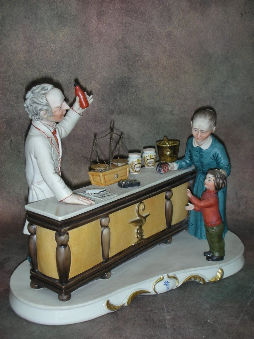 Статуэтка. Фарфор. У аптекаря. Capodimonte. Италия