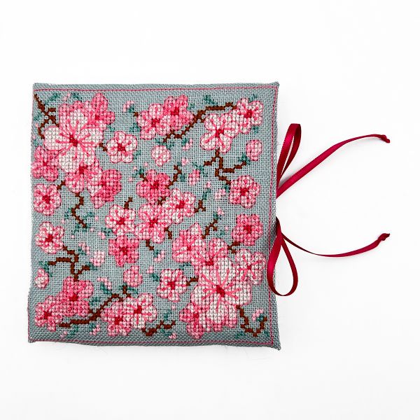 Набор для вышивания нитками Le Bonheur des Dames чехла для игл: Needle Case Sakura (Сакура), 11х11 см