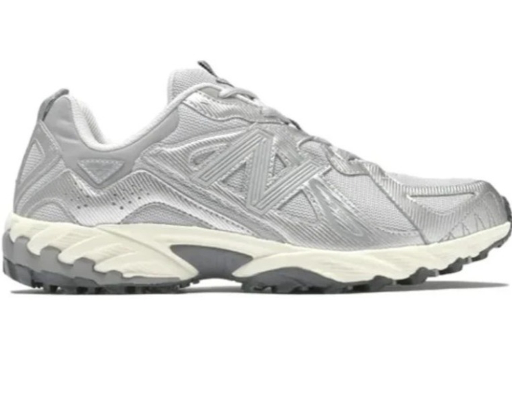 alt="New Balance 610T Castlerock ML610TAU серебристо-серые трейловые кроссовки вид сбоку на белом фоне"