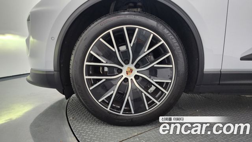 Porsche Macan Base 4 — 2025