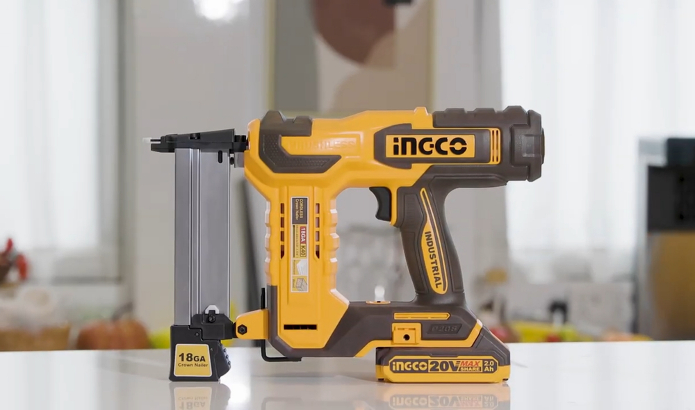 Аккумуляторный скобозабивной нейлер INGCO CCSNLI6005 INDUSTRIAL 20 В