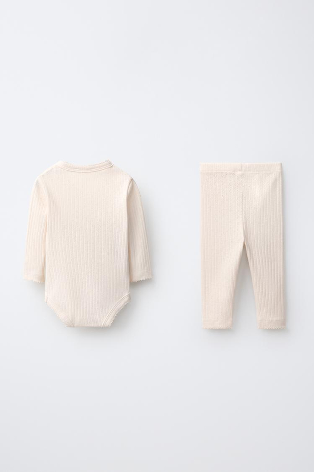 ZARA КОМПЛЕКТ ИЗ БОДИ С ЗАПАХОМ И ЛЕГИНСОВ В АЖУРНЫЙ РУБЧИК, ЭКРЮ