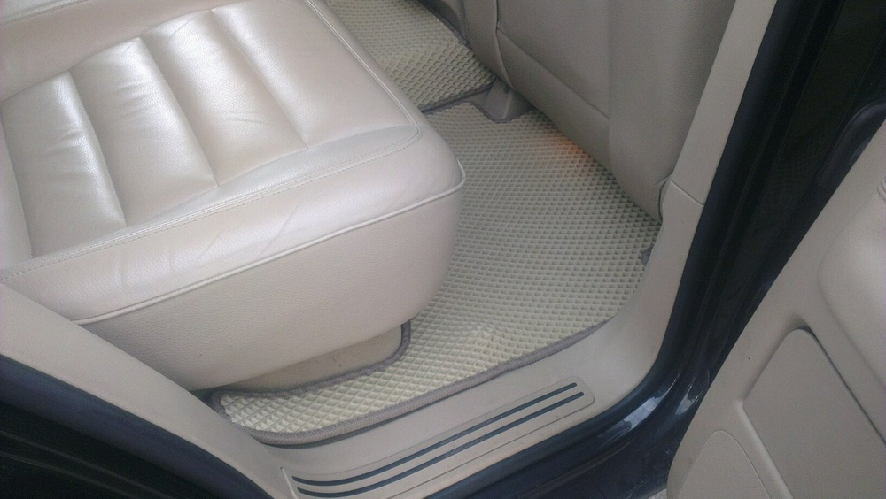 Автоковрики для VW Touareg, I  рестайл (2006-2010) Крепеж - "столбики"