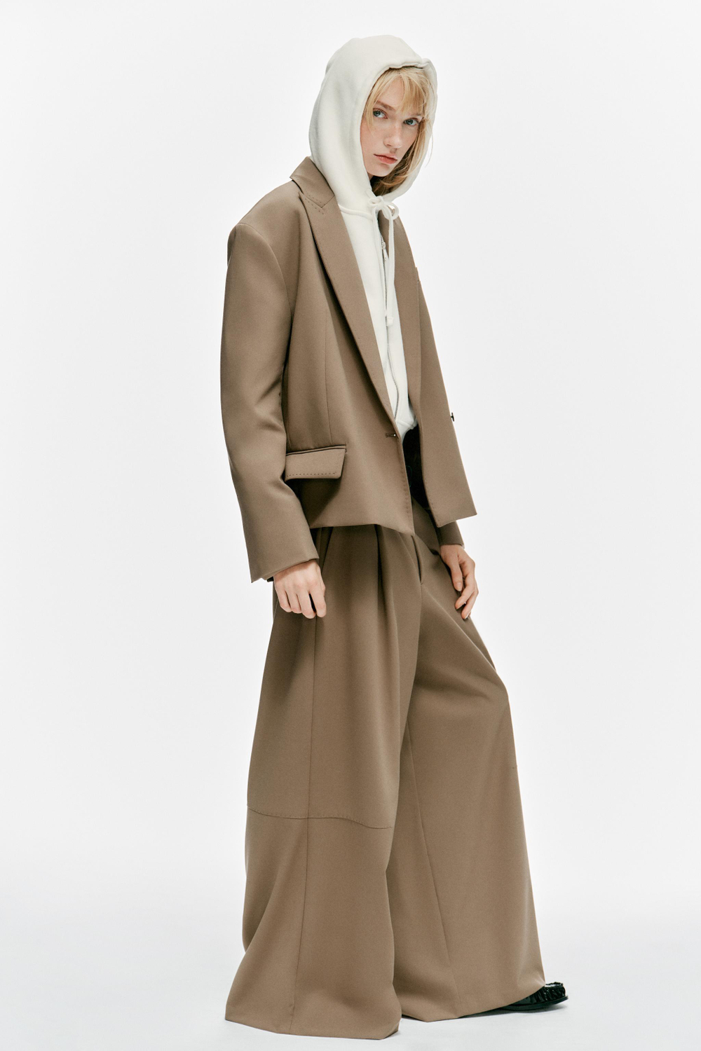 БРЮКИ С ЗАЩИПАМИ И СТРОЧКОЙ — ZARA