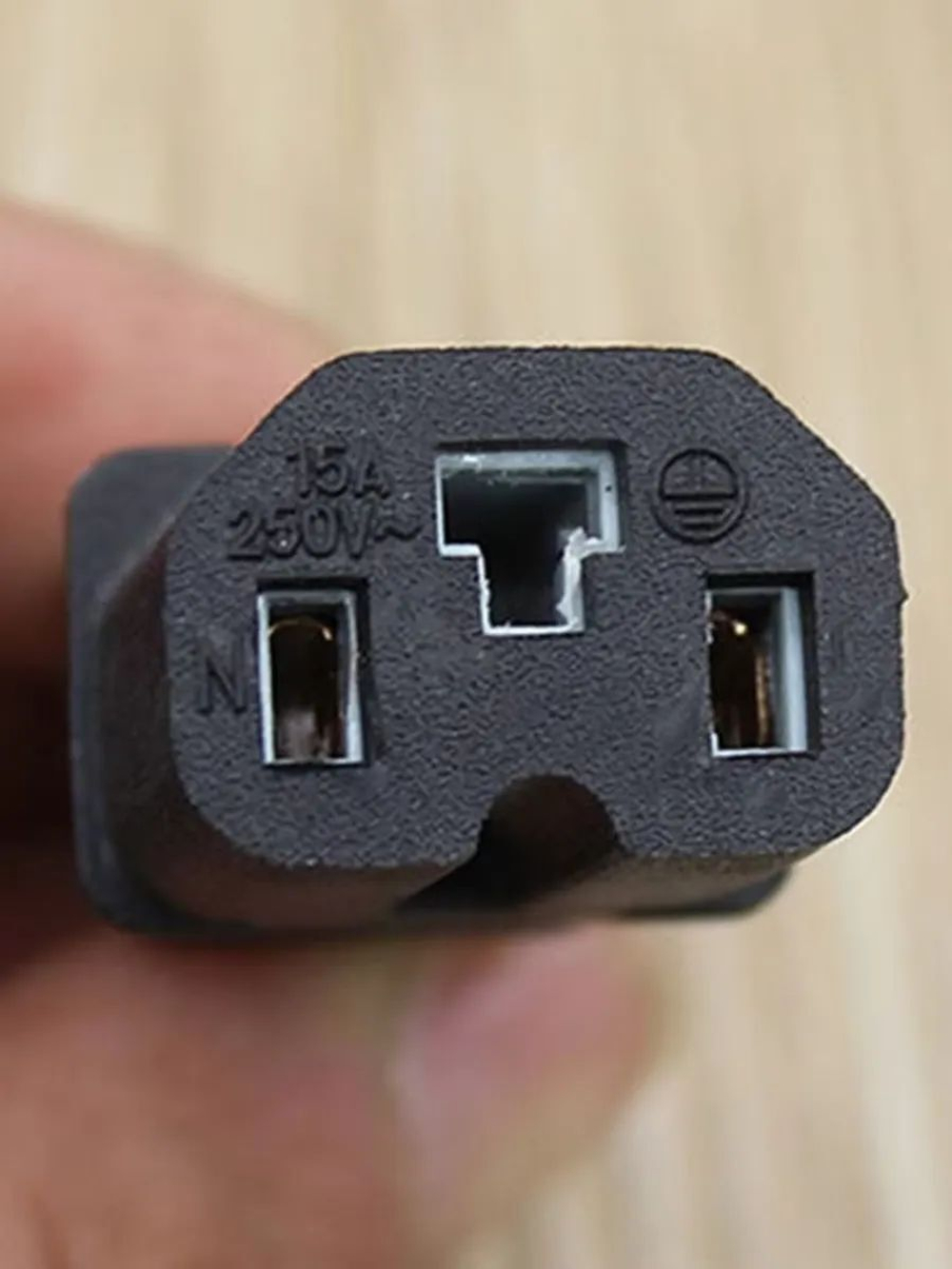 Кабель для зарядного устройства IEC C15