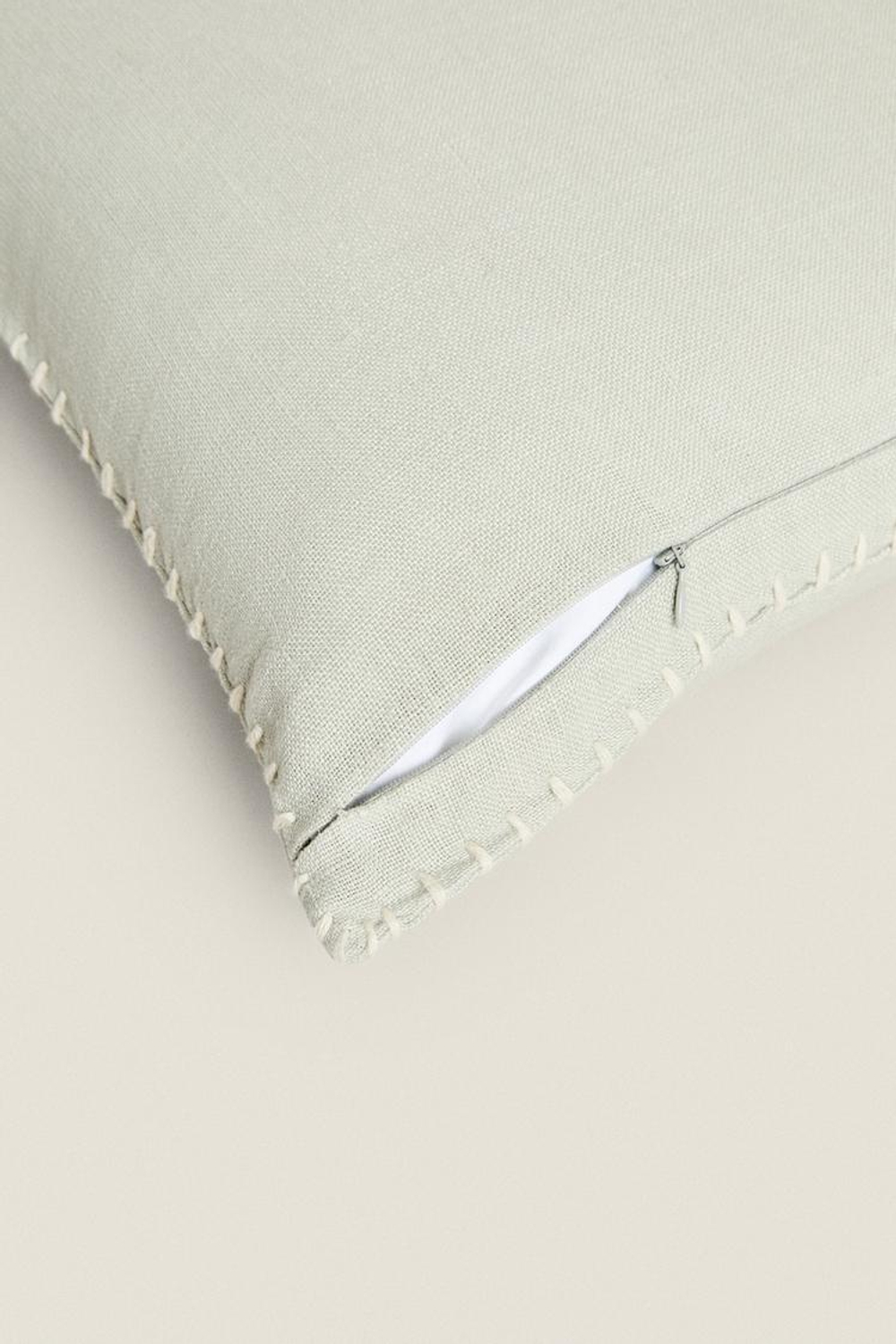 ZARA HOME ОДНОТОННЫЙ ЛЬНЯНОЙ ЧЕХОЛ ДЛЯ ДЕКОРАТИВНОЙ ПОДУШКИ С КОНТРАСТНОЙ СТРОЧКОЙ, ЗЕЛЕНОВАТЫЙ