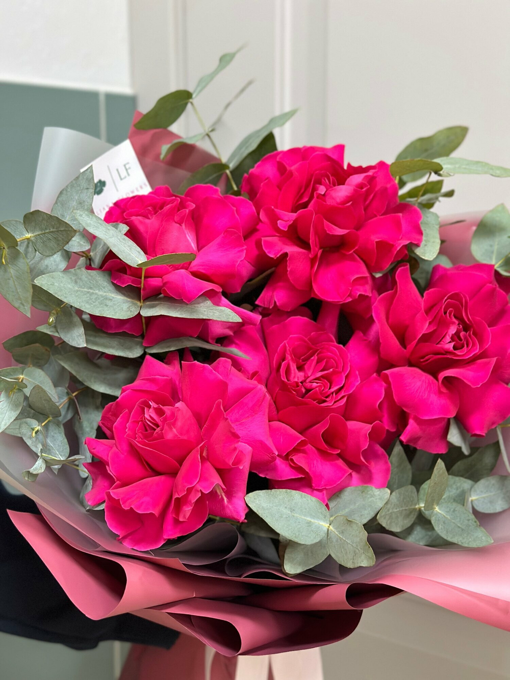 Букет Liana Flowers, каскадный, из французских роз, 5 шт, высота 60 см, с эвкалиптом
