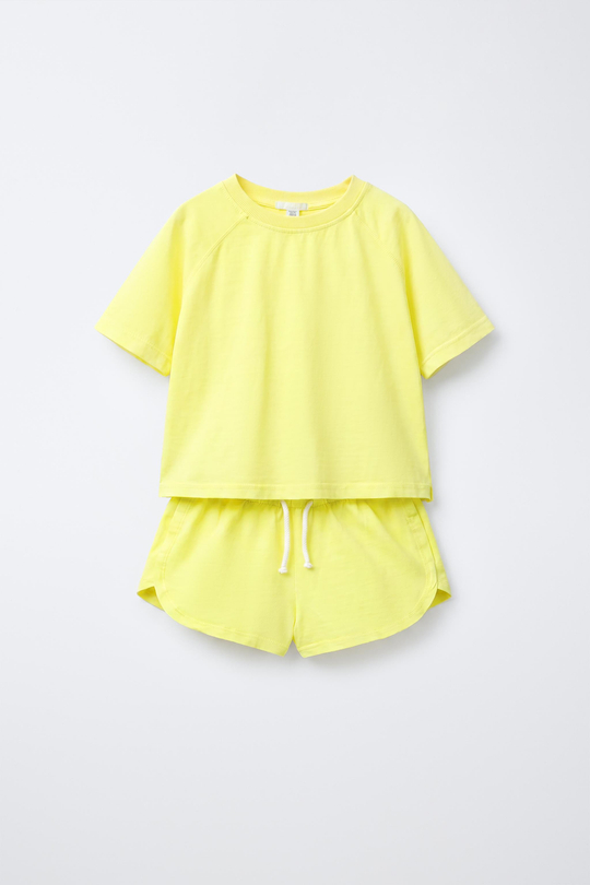 ZARA КОМПЛЕКТ ИЗ ФУТБОЛКИ И ШОРТОВ, ЖЕЛТЫЙ