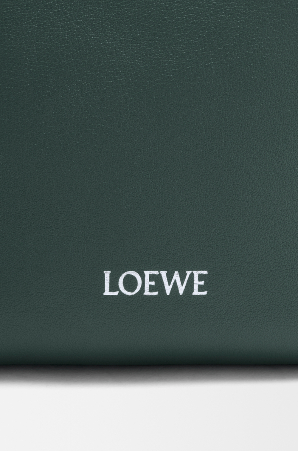 Loewe Сумка-мешок Pebble из гладкой телячьей кожи, зеленый