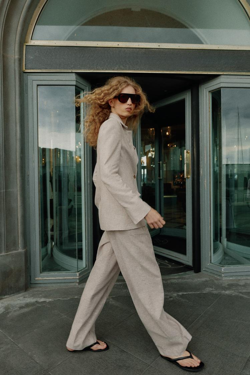 ZARA БЛЕЙЗЕР ИЗ СМЕСОВОГО ЛЬНА С ВЫТАЧКАМИ, ПЕСОЧНЫЙ МЕЛАНЖ