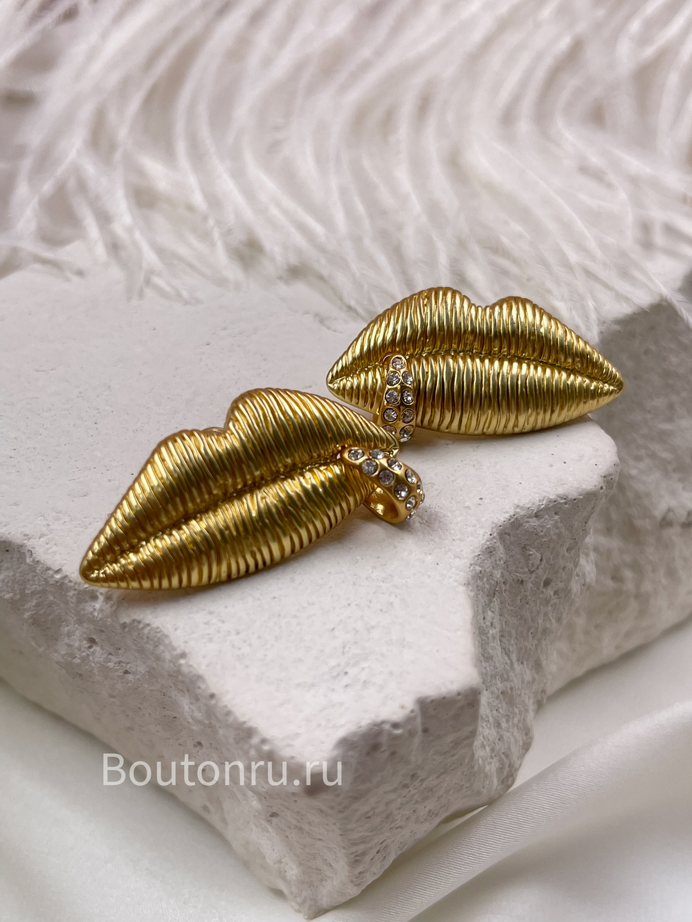 Серьги Скиап. золотые губы с пирсингом