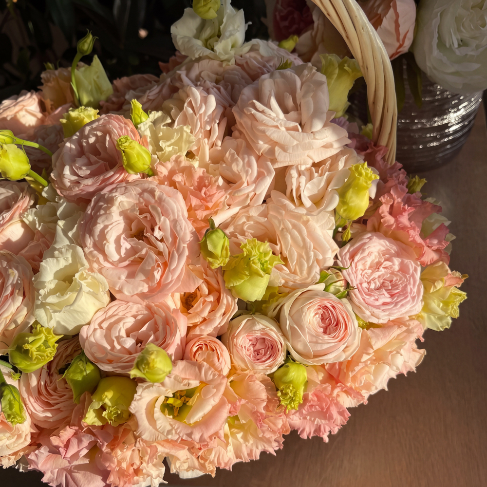 Роскошная корзина с пионовидными розами Peach Garden Basket