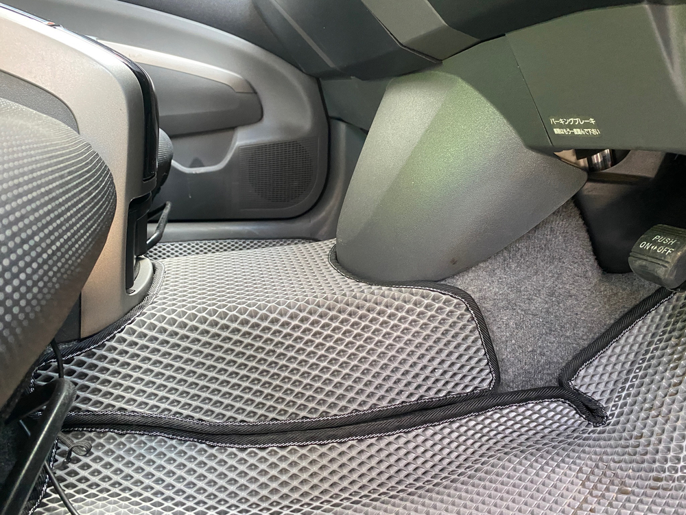 Toyota Prius 2 поколение XW20 (09.2003 - 12.2011) правый руль
